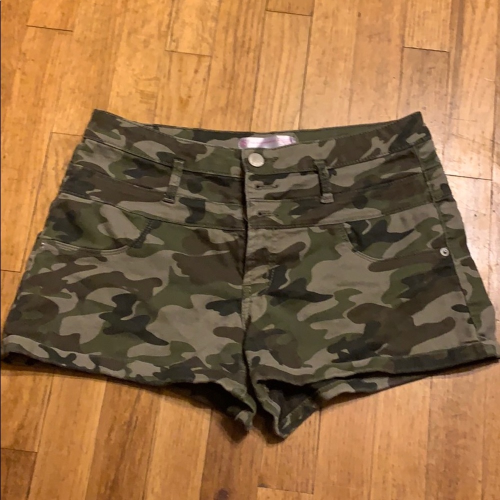 No Boundaries camo shorts size 13